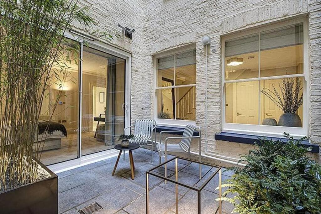 Stunning-hyde Park- 2bed-2bath Luxury Single Level Apartment *